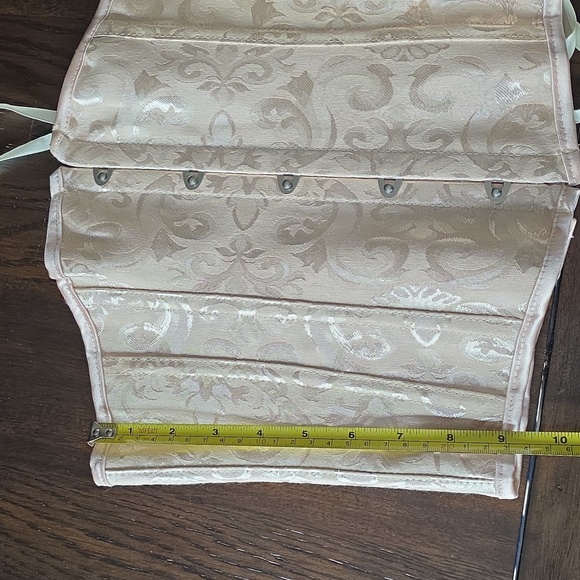 Elegant Cream Womans Corset - Picture 6 of 8